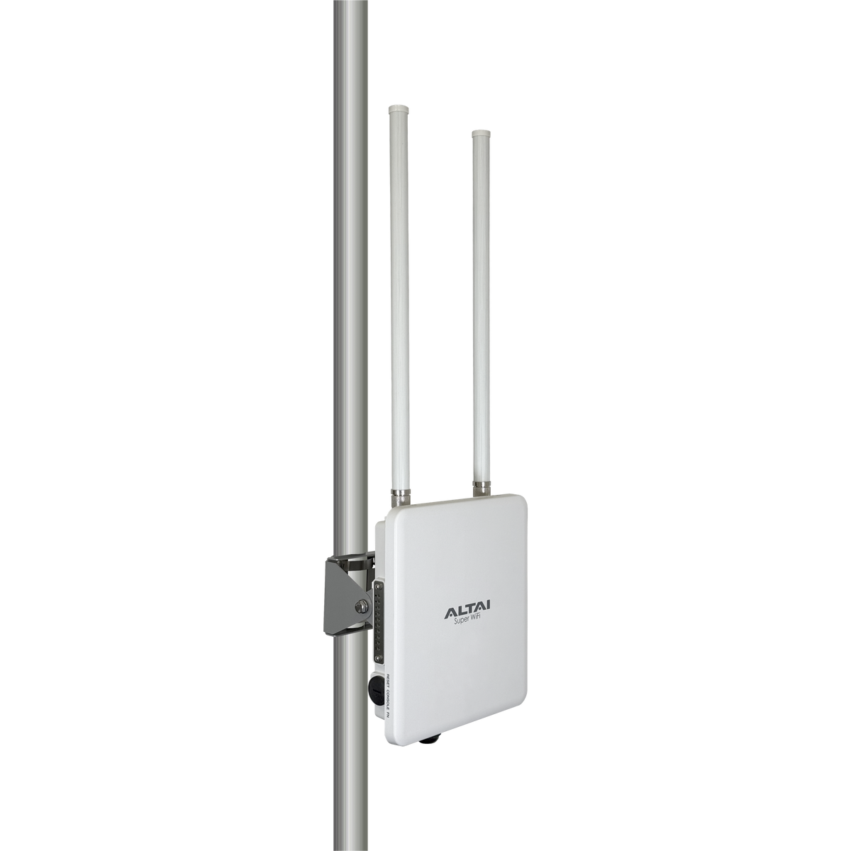 Altai A660-S pole-mounted with omnidirectional antennas