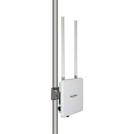 Altai A660-S pole-mounted with omnidirectional antennas